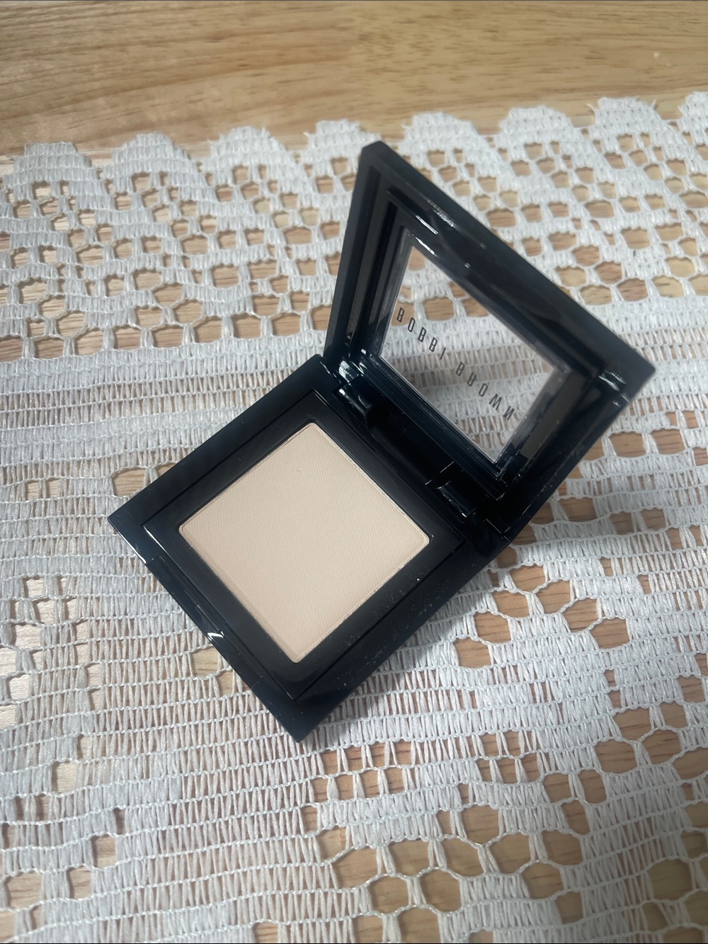 Bobbi Brown Single Eyeshadow - Bone 2 - Picture 3 of 11